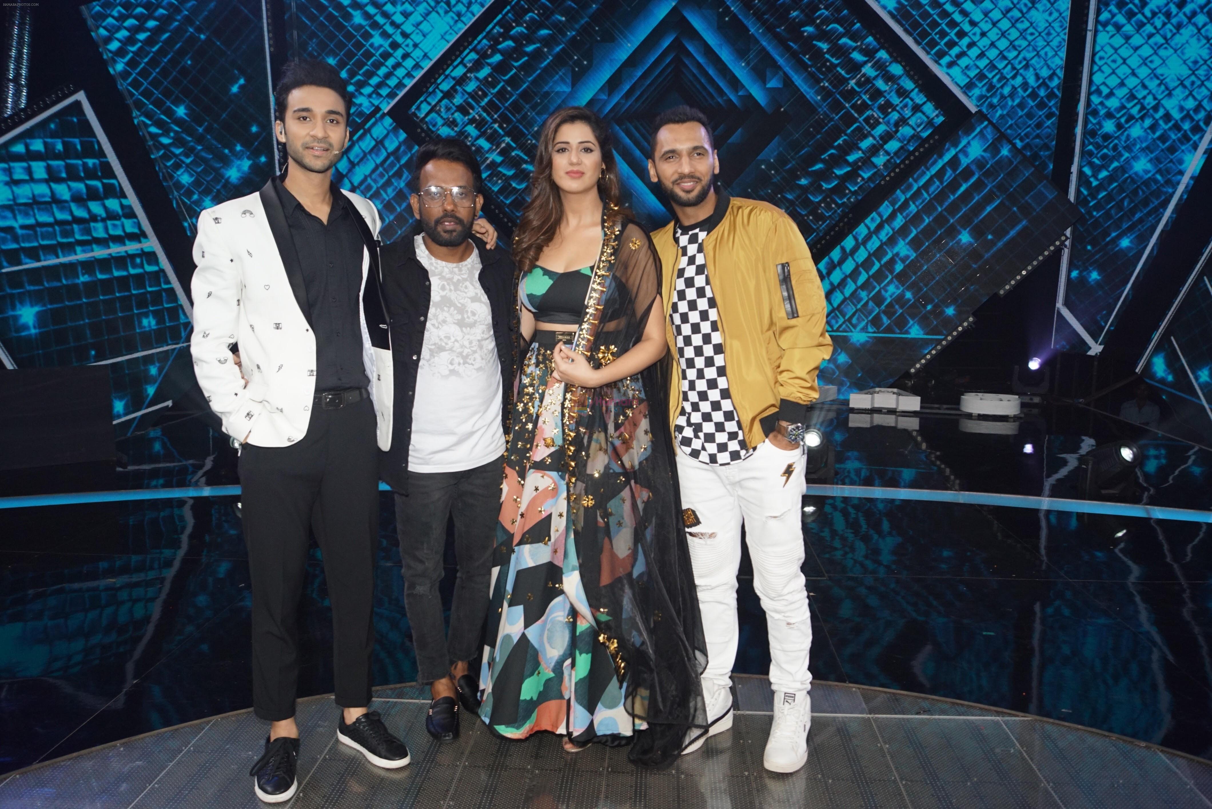 Raghav Juyal, Punit Pathak, Dharmesh Yelande, Isha Rikhi with team